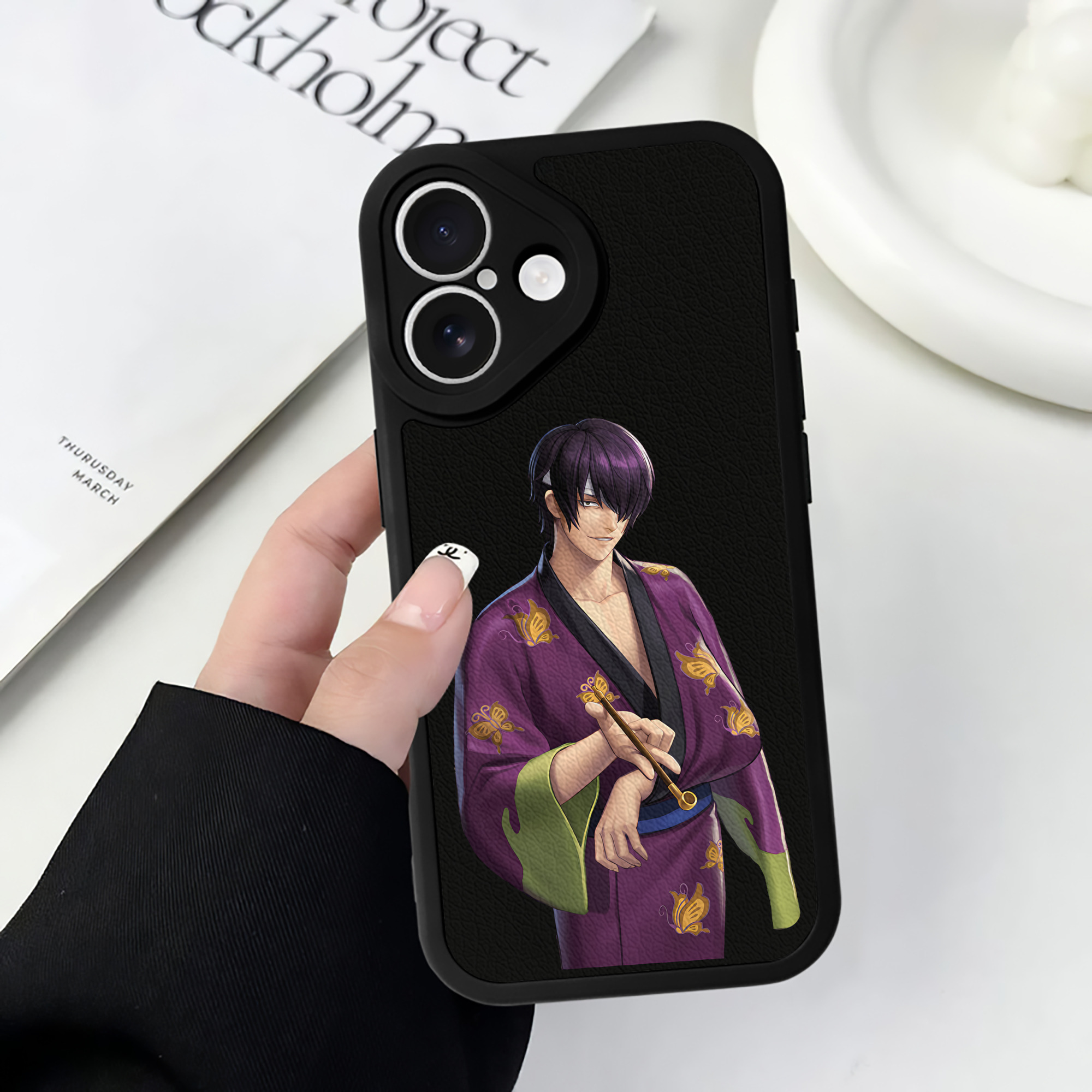 （画像用） ぎんたま 坂田銀時（さかたぎんとき） 神楽 志村新八（しむら しんぱち） GINTAMA Sakata Gintoki Kagura Shimura Shinpachi 【iPhone 16シリーズ対応】シリコンスマホケース（レザー調） 材質：シリコン